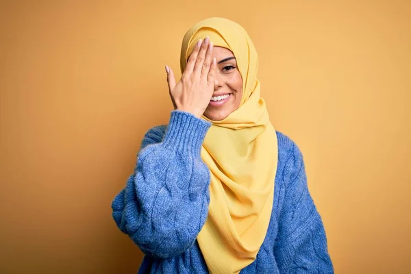 Junge Schöne Brünette Muslimin Trägt Arabischen Hijab Über Isoliertem Gelben — Stockfoto