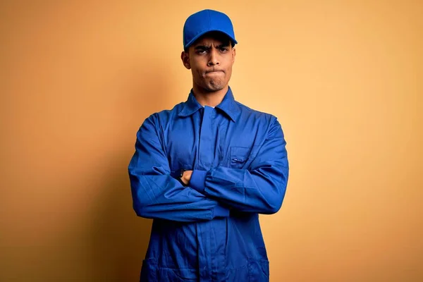 Jovem Mecânico Afro Americano Vestindo Uniforme Azul Boné Sobre Fundo — Fotografia de Stock