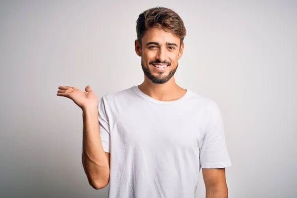 Ung Stilig Man Med Skägg Bär Casual Shirt Stående Över — Stockfoto