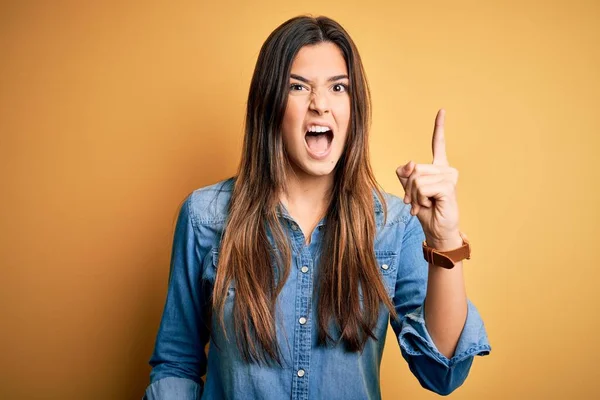 Menina Bonita Nova Vestindo Camisa Ganga Casual Sobre Fundo Amarelo — Fotografia de Stock