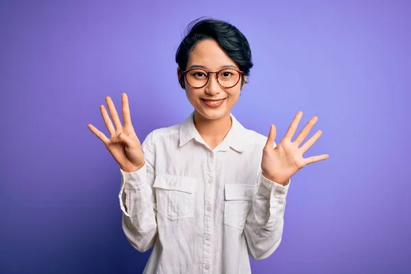 Jovem Bela Menina Asiática Vestindo Camisa Casual Óculos Sobre Fundo — Fotografia de Stock