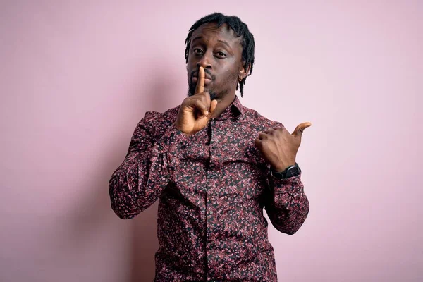 Joven Hombre Afroamericano Guapo Con Camisa Casual Pie Sobre Fondo —  Fotos de Stock