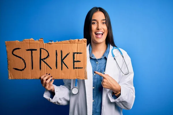 Jovem Médica Mulher Usando Estetoscópio Segurando Banner Papelão Protestando Greve — Fotografia de Stock