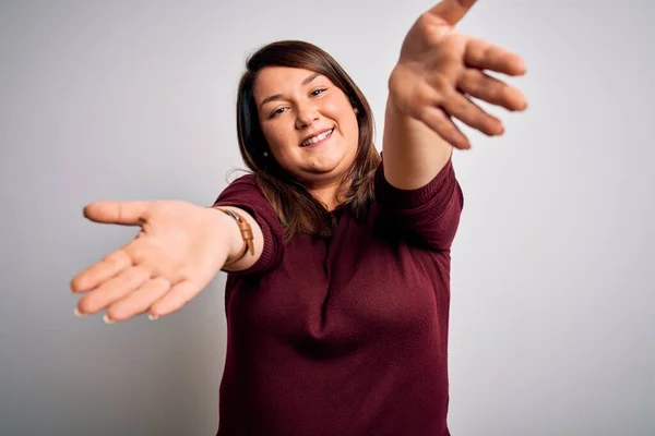 Mooie Brunette Size Vrouw Draagt Casual Trui Geïsoleerde Witte Achtergrond — Stockfoto