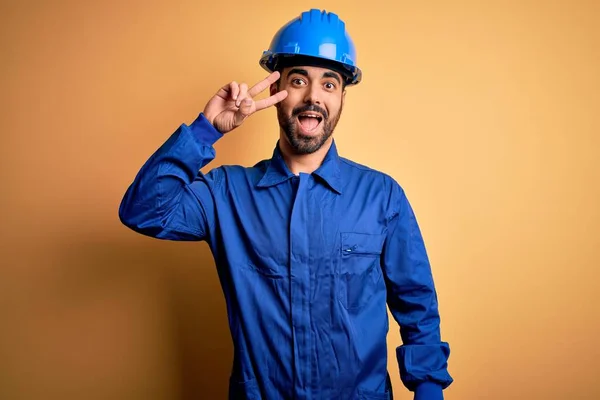 Homem Mecânico Com Barba Vestindo Uniforme Azul Capacete Segurança Sobre — Fotografia de Stock