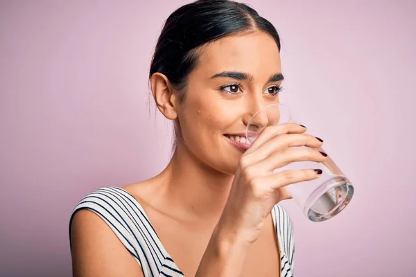 Ung Vacker Brunett Kvinna Ler Glad Och Självsäker Stående Med — Stockfoto