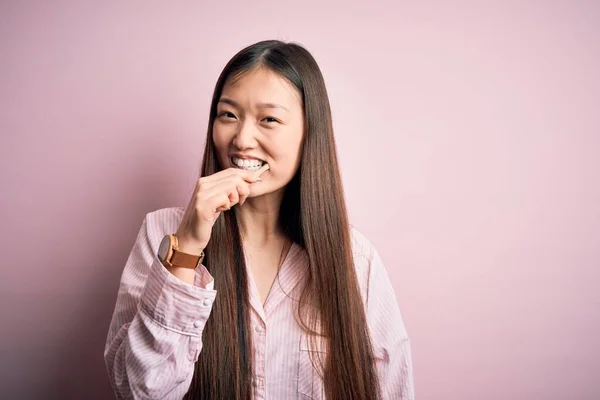 Genç Güzel Asyalı Kadın Pijamasını Giymiş Diş Fırçası Diş Macunu — Stok fotoğraf