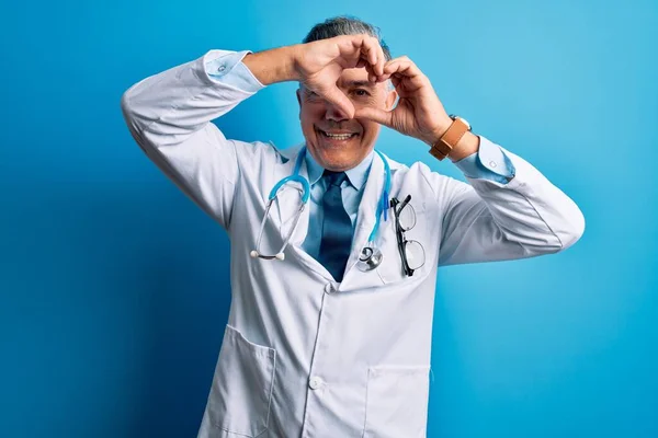 Médico Guapo Pelo Gris Mediana Edad Que Usa Abrigo Estetoscopio —  Fotos de Stock