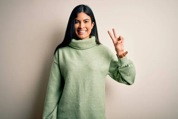 Joven Mujer Hispana Hermosa Usando Suéter Invierno Verde Sobre Fondo — Foto de Stock