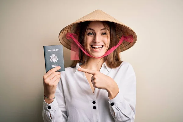 Giovane Bella Rossa Donna Turistica Indossa Asiatico Tradizionale Cappello Possesso — Foto Stock