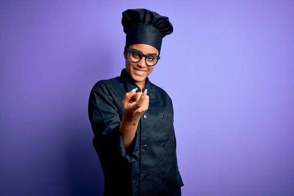 Joven Afroamericana Chica Chef Con Uniforme Cocina Sombrero Sobre Fondo —  Fotos de Stock