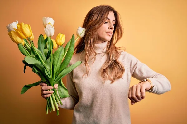 Jong Mooi Brunette Vrouw Houden Boeket Van Gele Tulpen Geïsoleerde — Stockfoto