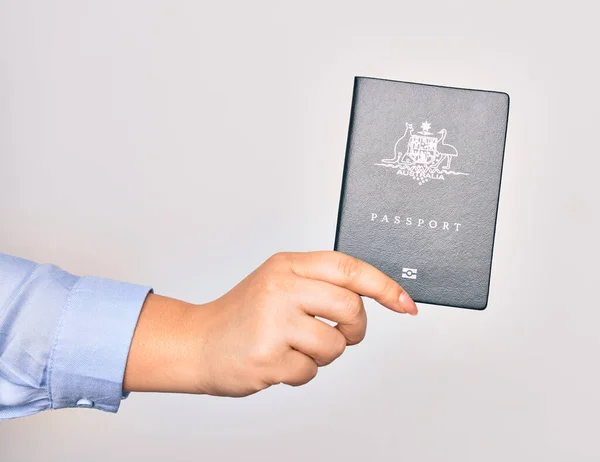 Рука Кавказской Молодой Женщины Австралийским Паспортом Изолированном Белом Фоне — стоковое фото