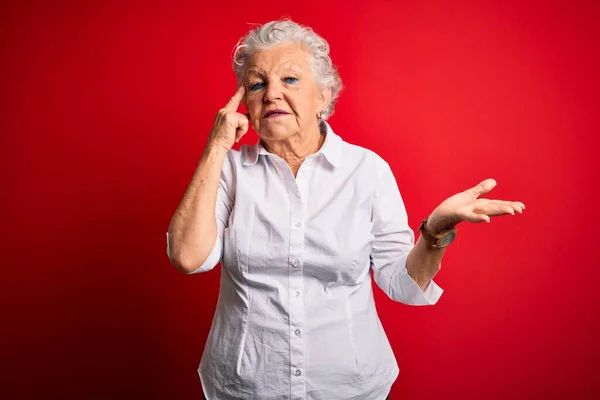 Senior Bella Donna Indossa Camicia Elegante Piedi Sopra Isolato Sfondo — Foto Stock