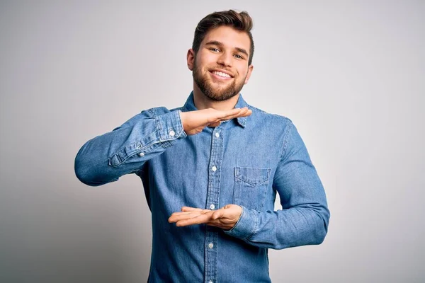 Joven Hombre Guapo Rubio Con Barba Ojos Azules Con Camisa — Foto de Stock