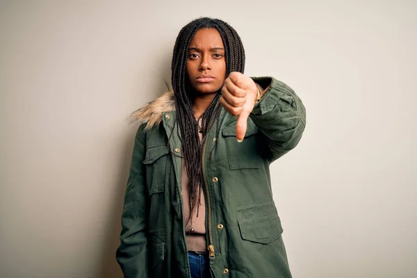 Молодая Африканская Американка Зимнем Пальто Парке Изолированном Фоне Выглядит Несчастной — стоковое фото