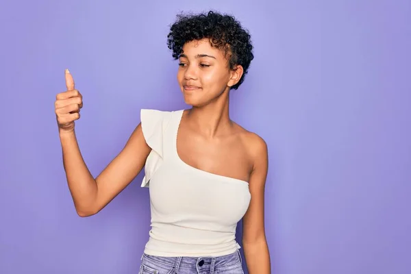 Młoda Piękna Afrykańska Afro Kobieta Ubrana Luźny Shirt Fioletowym Tle — Zdjęcie stockowe