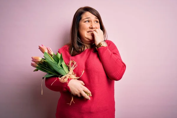 Güzel Cüsseli Bir Kadın Pembe Arka Planda Romantik Lale Çiçekleri — Stok fotoğraf