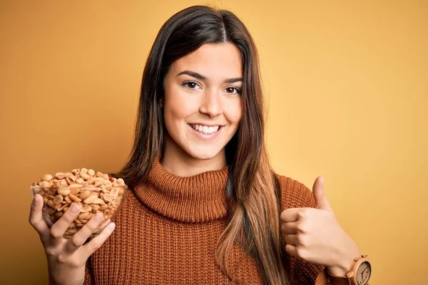 Jong Mooi Meisje Holding Kom Van Zoute Pinda Staan Gele — Stockfoto