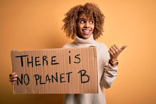 Afrikai Amerikai Aktivista Kér Környezet Gazdaság Banner Bolygón Üzenet Mutat — Stock Fotó