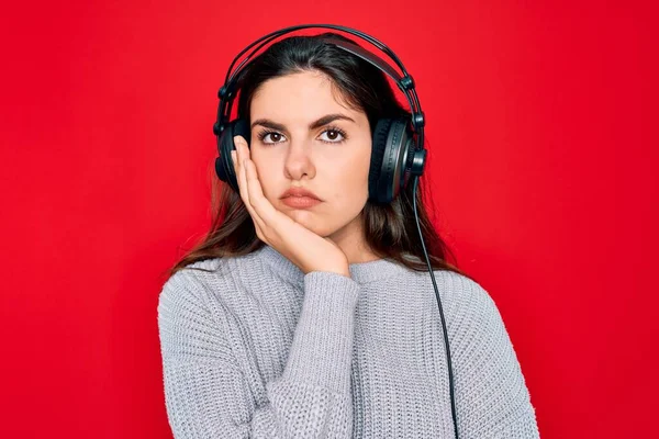 Νεαρό Όμορφο Κορίτσι Φορώντας Μοντέρνα Ακουστικά Ακούγοντας Μουσική Πάνω Από — Φωτογραφία Αρχείου