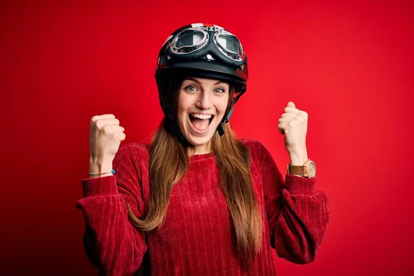 Jovem Mulher Motociclista Ruiva Bonita Usando Capacete Moto Sobre Fundo — Fotografia de Stock