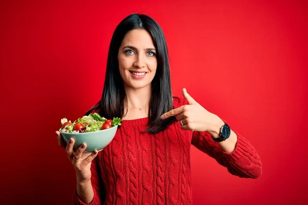 Jovem Morena Com Olhos Azuis Comendo Salada Verde Saudável Sobre — Fotografia de Stock