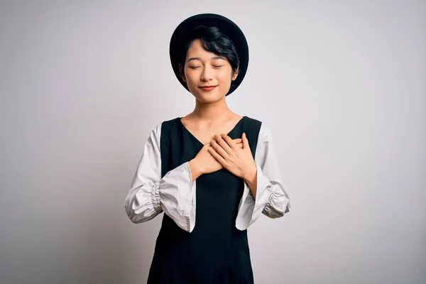 Молодая Красивая Азиатская Девушка Повседневном Платье Шляпе Стоящая Изолированном Белом — стоковое фото