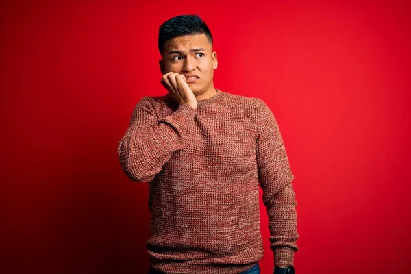 Ung Stilig Latinamerikansk Man Bär Casual Tröja Stående Över Röd — Stockfoto
