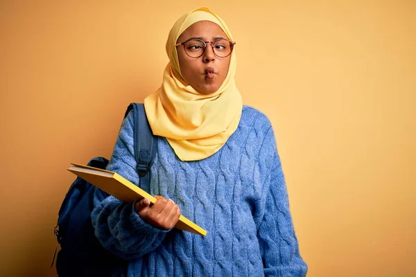 Молода Афроамериканська Студентка Одягнена Муслім Хіджаб Рюкзак Тримає Книгу Робить — стокове фото