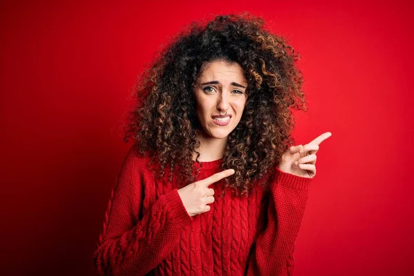 Mujer Hermosa Joven Con Pelo Rizado Piercing Usando Suéter Rojo — Foto de Stock