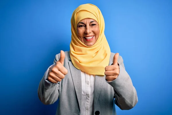 Μεσήλικας Μελαχρινή Επιχειρηματίας Φορώντας Muslim Παραδοσιακή Μαντίλα Πάνω Από Μπλε — Φωτογραφία Αρχείου