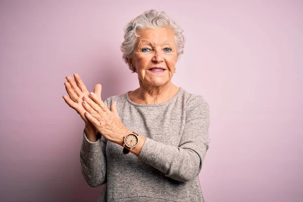 Senior Mooie Vrouw Dragen Casual Shirt Staan Geïsoleerde Roze Achtergrond — Stockfoto