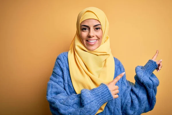 Jovem Mulher Muçulmana Morena Bonita Vestindo Hijab Árabe Sobre Fundo — Fotografia de Stock