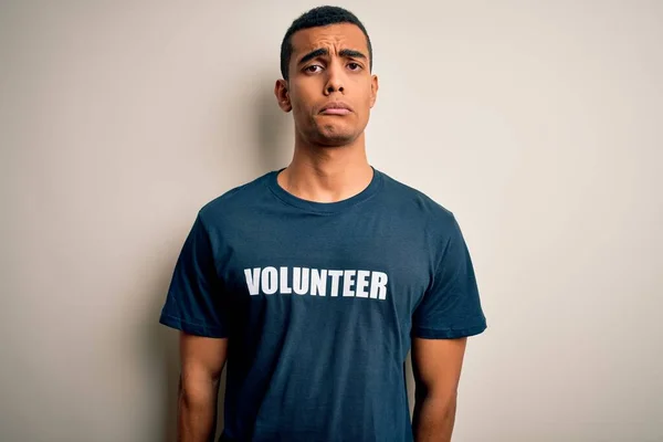 Ung Vacker Afrikansk Amerikansk Man Frivilligt Bär Shirt Med Volontär — Stockfoto