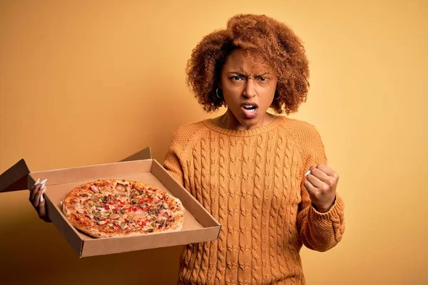 若いですアフリカ系アメリカ人アフロ女性とともに巻き毛保持デリバリーボックスでイタリアの新鮮なピザを悩ますと怒りでフラストレーション叫びます クレイジーと上げ手で叫んで 怒りの概念 — ストック写真