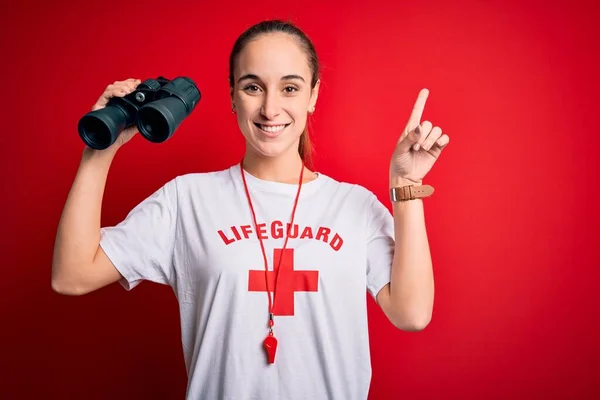 Junge Schöne Bademeisterin Shirt Mit Rotem Kreuz Und Trillerpfeife Mit — Stockfoto