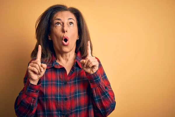 Medioevo Bella Donna Indossa Camicia Casual Piedi Sopra Isolato Sfondo — Foto Stock