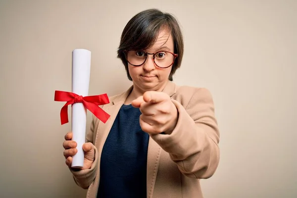 Young Syndrome Zakenvrouw Met Univeristy Diploma Award Geïsoleerde Achtergrond Wijzend — Stockfoto