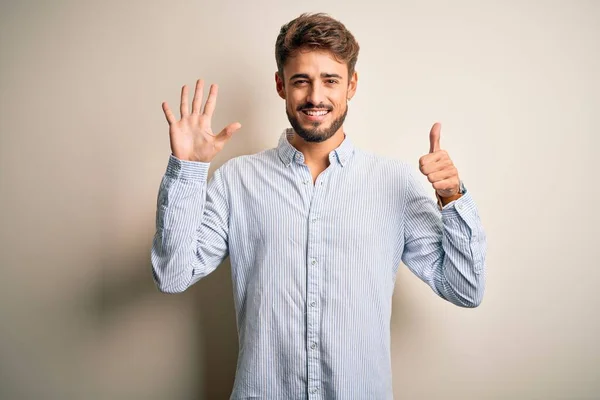 Joven Hombre Guapo Con Barba Con Camisa Rayas Pie Sobre — Foto de Stock