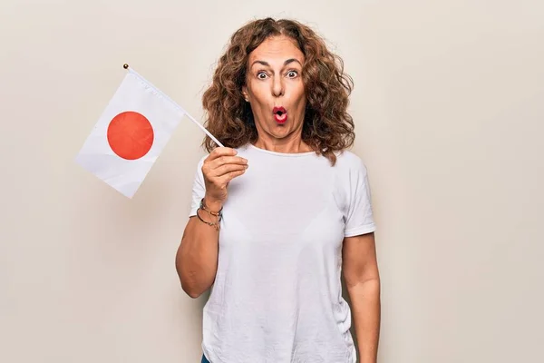 Medelåldern Vacker Turist Kvinna Som Håller Japanska Flaggan Över Isolerad — Stockfoto