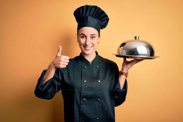 Joven Hermosa Mujer Chef Con Uniforme Cocina Sombrero Bandeja Celebración — Foto de Stock