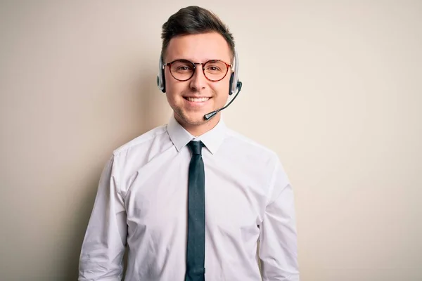 Fiatal Jóképű Kaukázusi Üzletember Call Center Headset Visel Ügyfélszolgálatnál Boldog — Stock Fotó