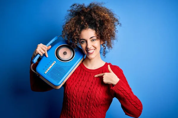 Kıvırcık Saçlı Piercingli Genç Bir Kadın Müzik Dinliyor Klasik Radyo — Stok fotoğraf