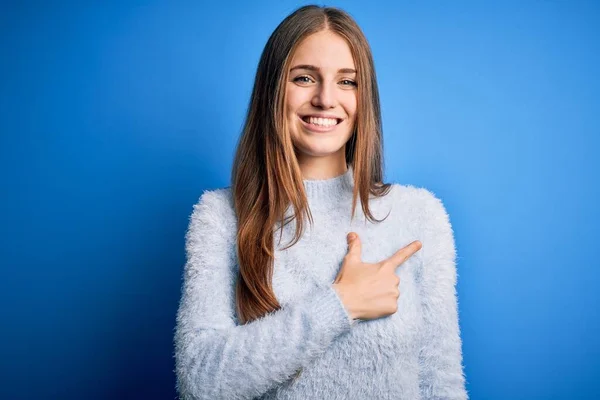 Jovem Mulher Ruiva Bonita Vestindo Camisola Casual Sobre Fundo Azul — Fotografia de Stock