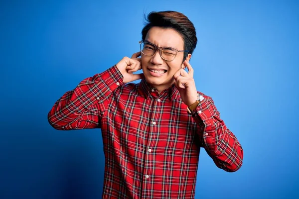 Joven Hombre Chino Guapo Con Camisa Casual Gafas Sobre Fondo —  Fotos de Stock