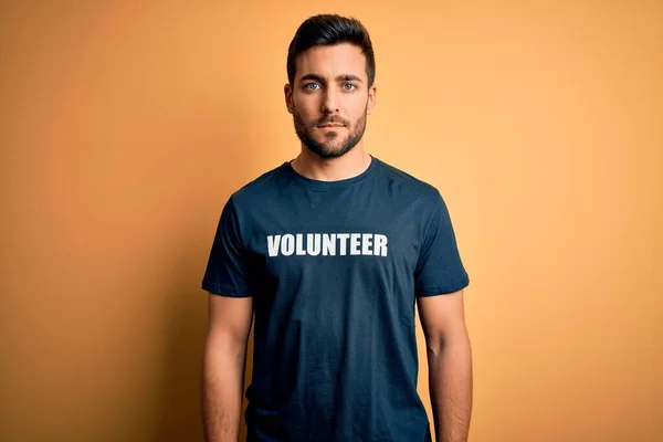 Jovem Homem Bonito Com Barba Voluntariado Vestindo Camiseta Com Mensagem — Fotografia de Stock