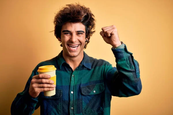 Joven Hombre Guapo Bebiendo Vaso Café Parado Sobre Fondo Amarillo —  Fotos de Stock