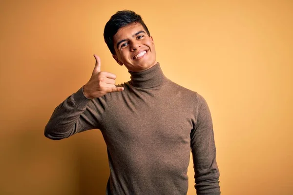 Homem Bonito Jovem Vestindo Camisola Gola Alta Casual Sobre Fundo — Fotografia de Stock