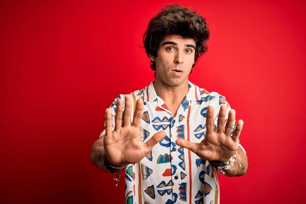 Jovem Bonito Homem Férias Vestindo Camisa Verão Sobre Fundo Vermelho — Fotografia de Stock